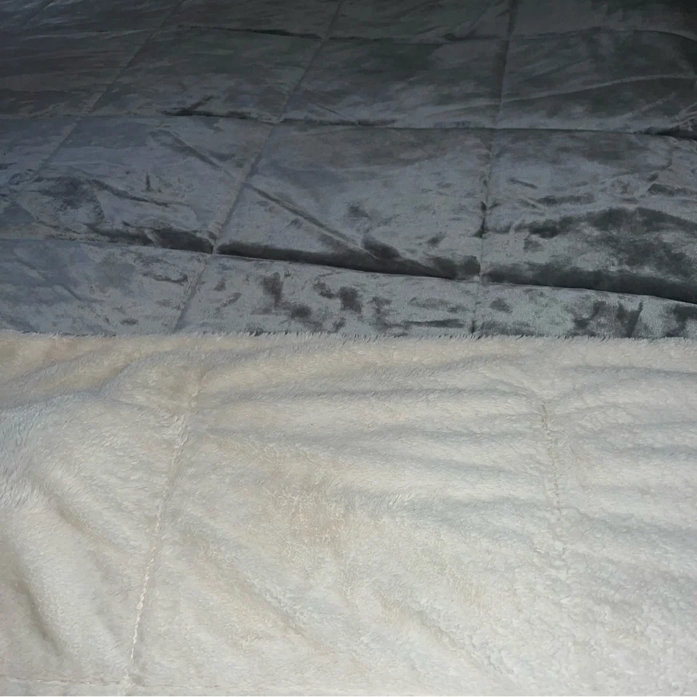 London Fog comforter king Elegant light silver Gray Comforter cream fur back